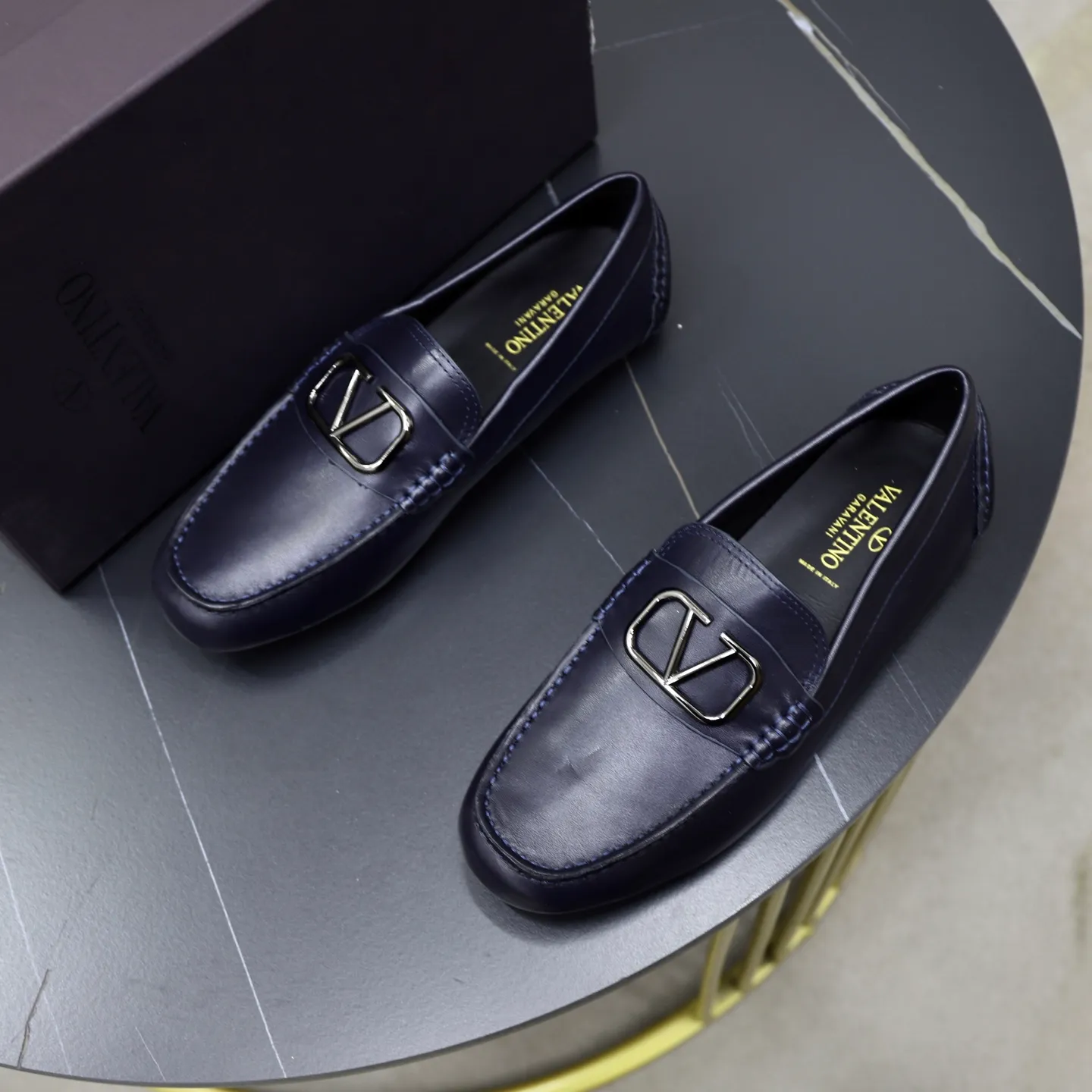 Men's shoes: 640💰VALENTINO, made of imported cowhide with imported water-dyed cow lining, iconic hardware and iconic wear-resistant outsole. 38-45 (customized at 45) VALENTINO packaging All orders enjoy the brand’s iconic product packaging